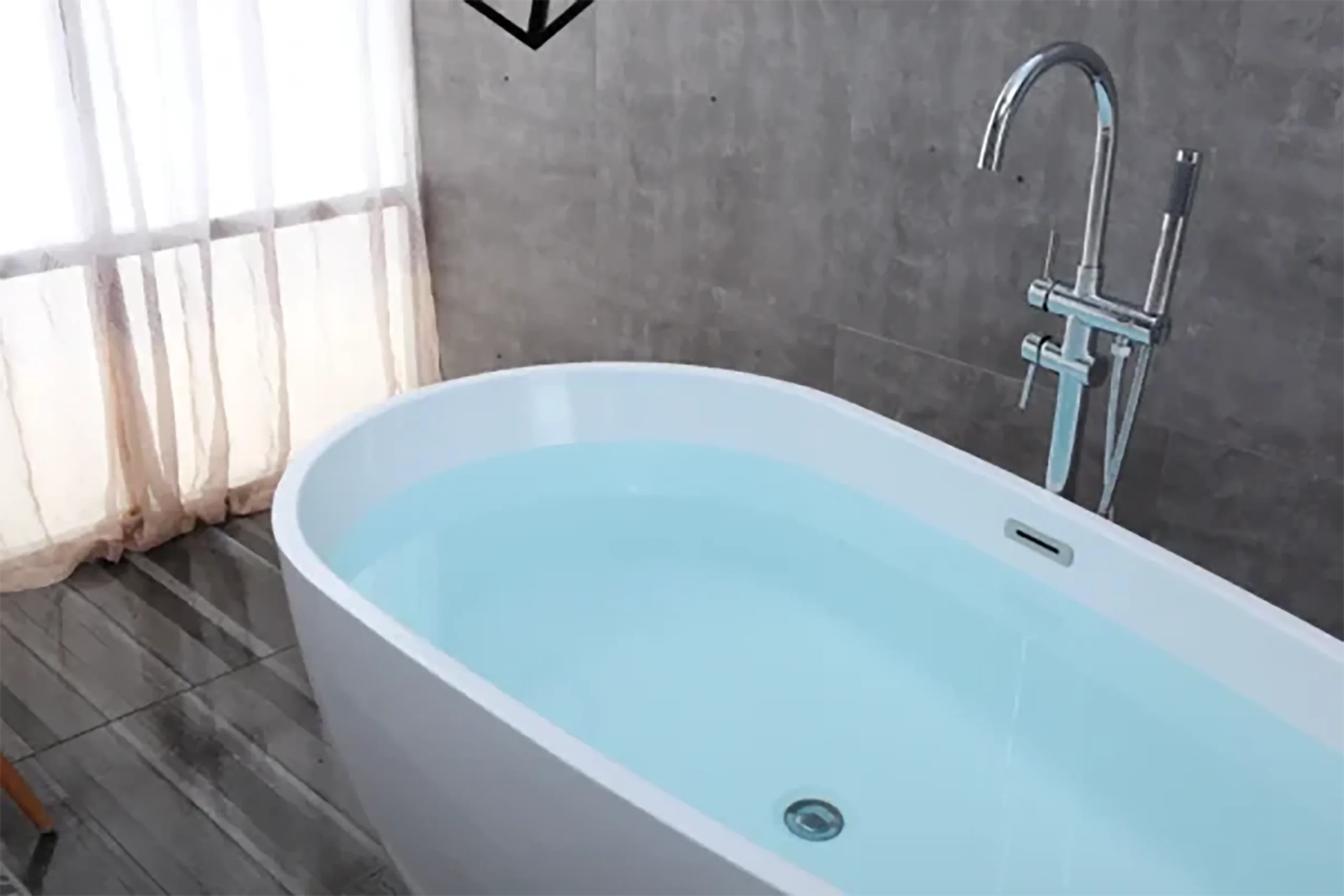 OMQ-91724 Classic Freestanding Soaking Bathtub Sleek White Acrylic Easy to Maintain and Install 1