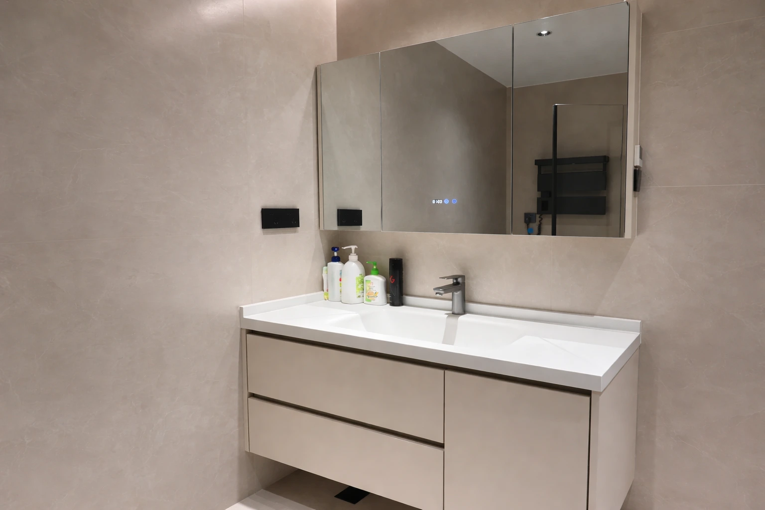 Minimalist Floating Modern Bathroom Vanity for Luxury Hotels