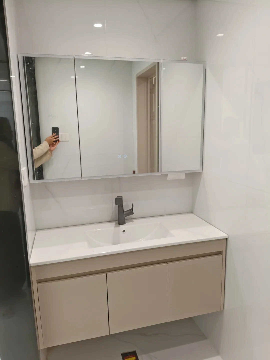 Double Sink Modern Vanity Cabinet for Resort Suites