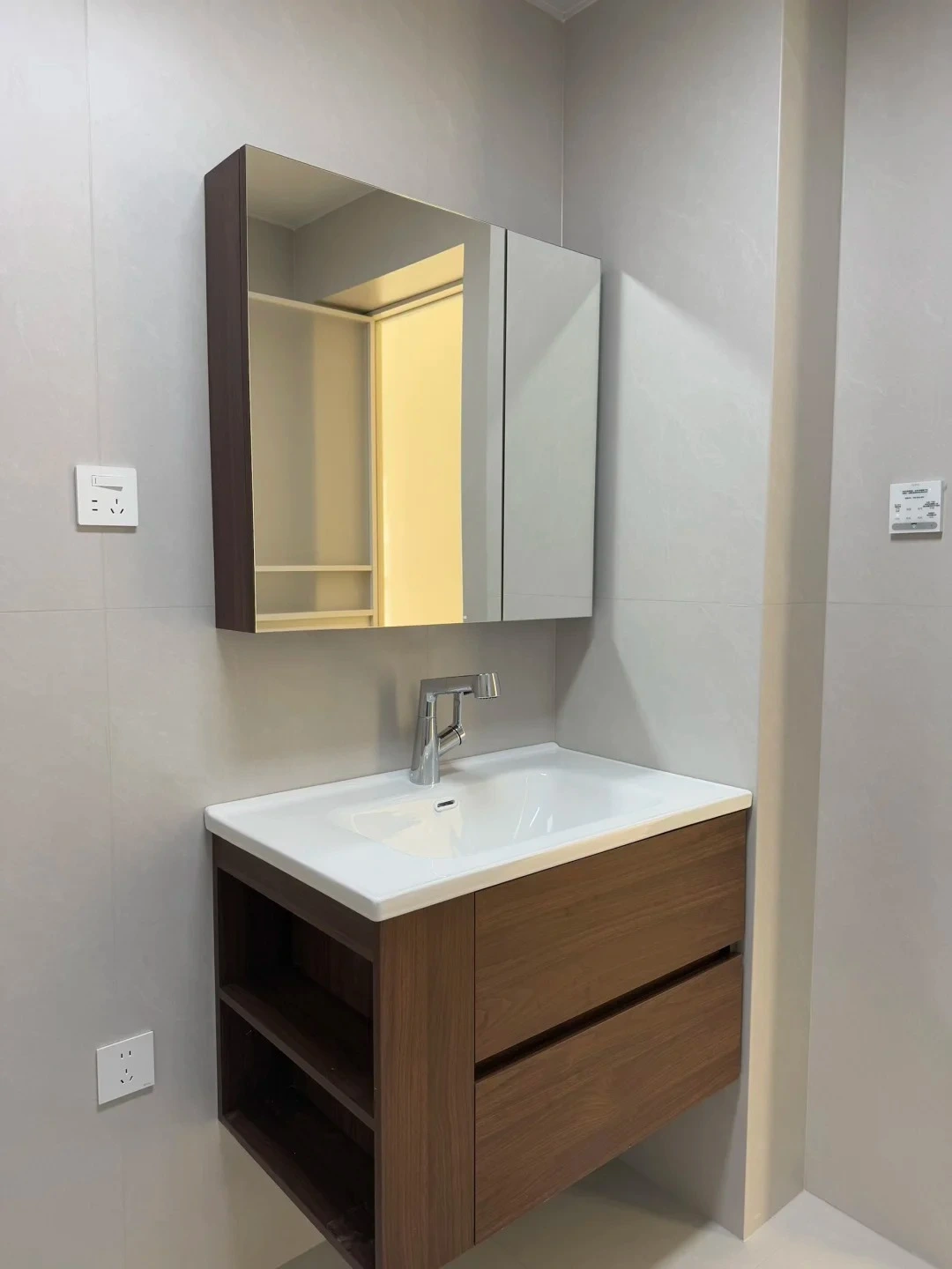 Wood Finish Modern Bathroom Vanity for Multi-family Apartments