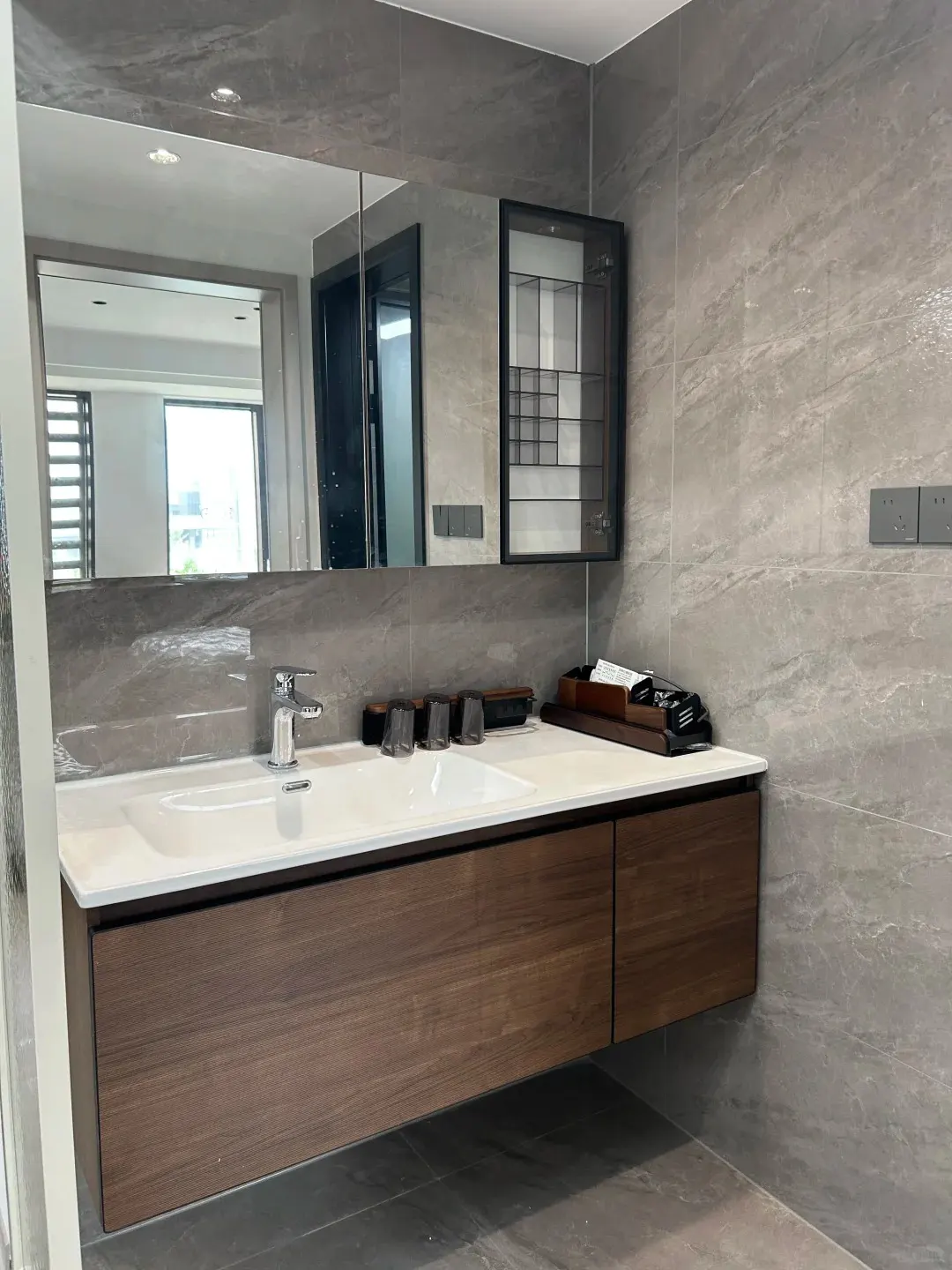 Industrial Style Modern Bathroom Vanity for Boutique Hotels