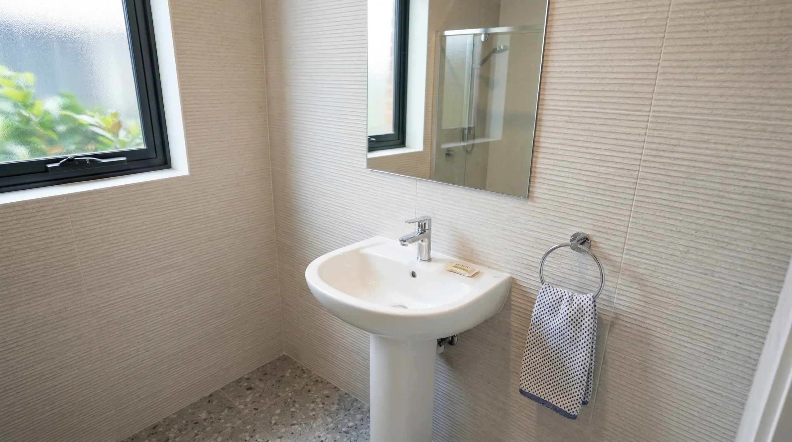 Economy pedestal sink engineered for commercial hotel projects