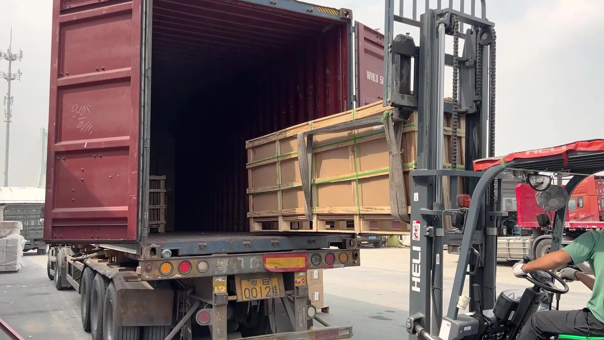 Staged loading and container consolidation for sanitary ware export delivery to project sites