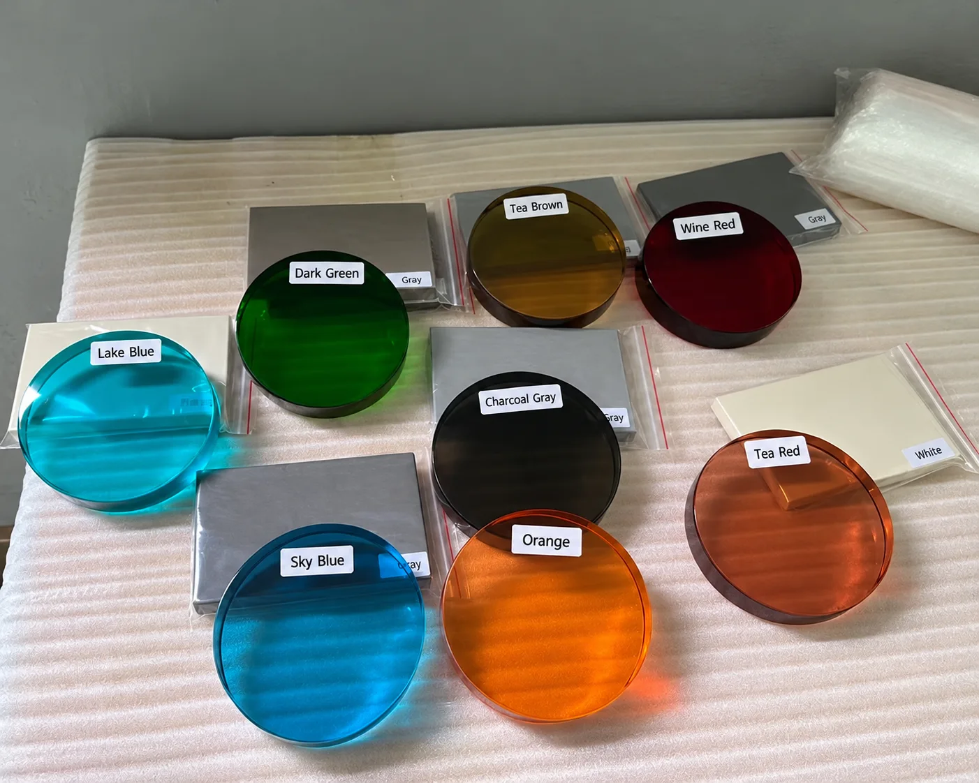Enamelled steel and cast iron bathtub material with smooth glazed surface